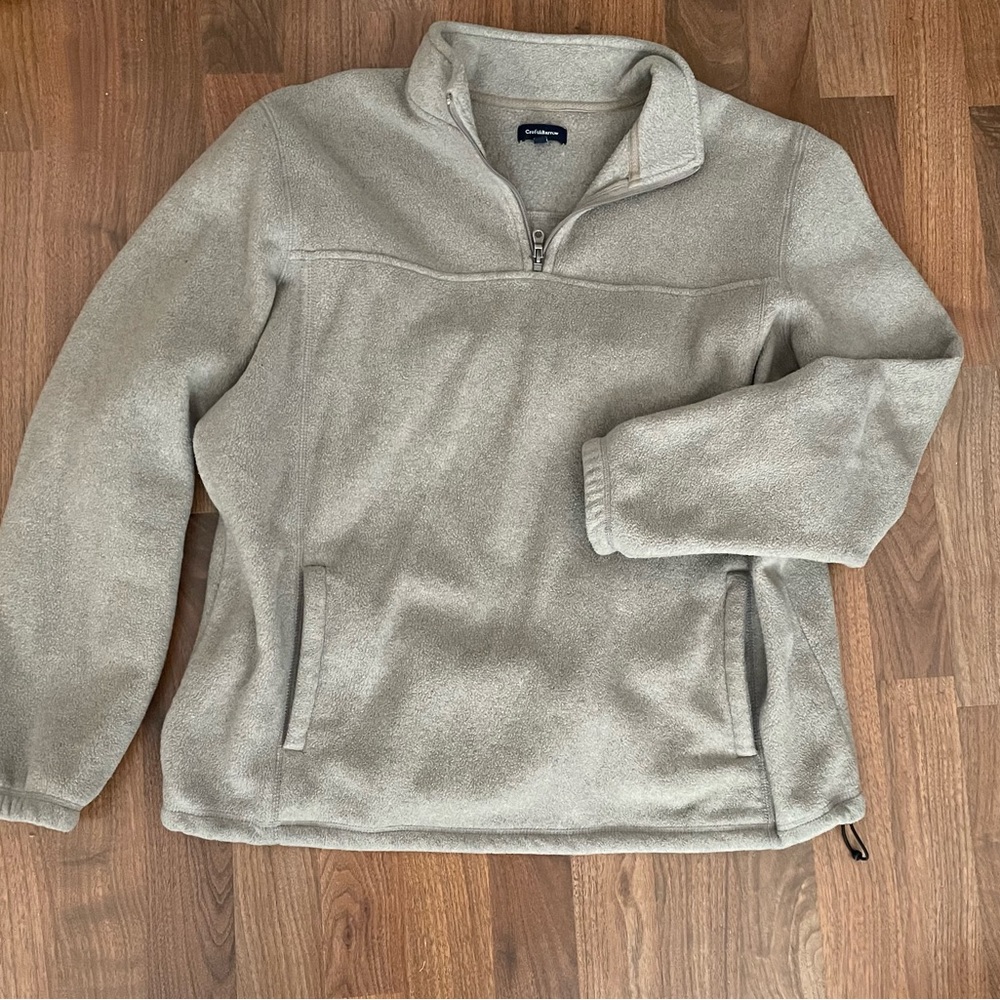 Men’s tan pullover with front pockets. Excellent condition. XL.